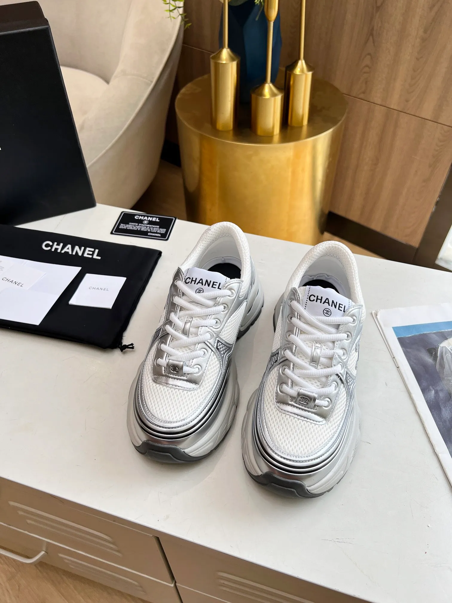 👟👟Ex-factory price 640👟👟 Women's shoe factory chanel Chanel early spring vacation series latest casual sports shoes silver white, gold white, silver gray, black and red! Incomparably beautiful and easy to wear, very light, the lining is also super soft, super comfortable, the upper is breathable, the color is high-end and durable, versatile. Upper: cowhide and cloth stitching. Inner: breathable mesh. Original foam combination outsole. Size: 35-40.